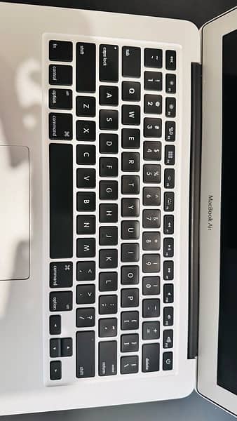 Macbook Air 13-inch (Early 2015) 1.6 GHz Core i5 2
