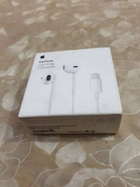 IPhone Wired Earphones with Lightning 1