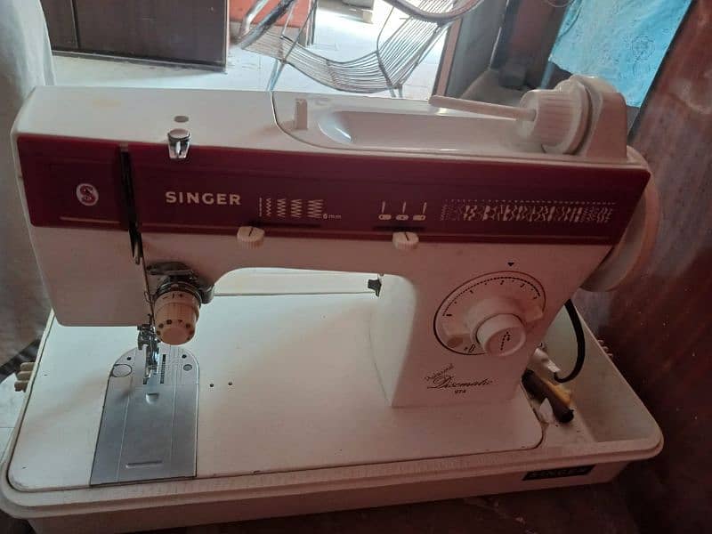 sewing machine in good condition 3