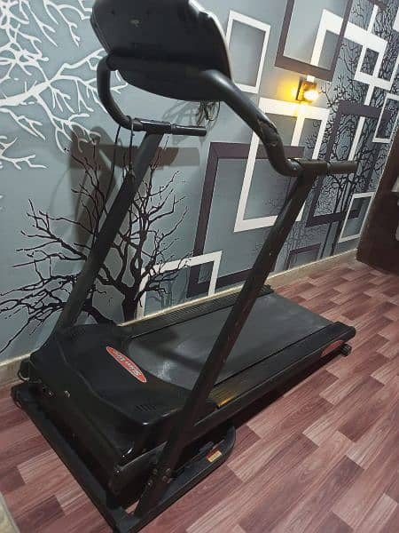 Treadmill Track machine in good and clean condition. 3
