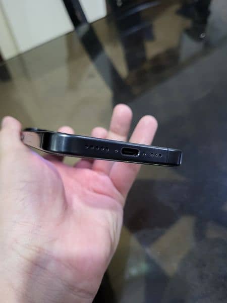 Iphone 15 pro black titanium 2