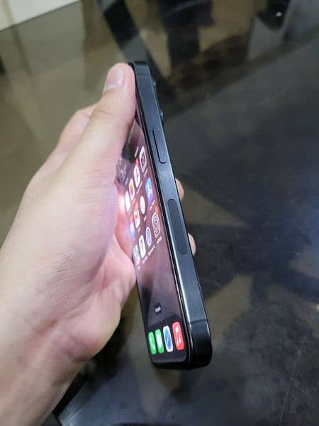Iphone 15 pro black titanium 3