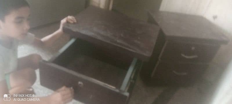 selling two side tables and good condition 1
