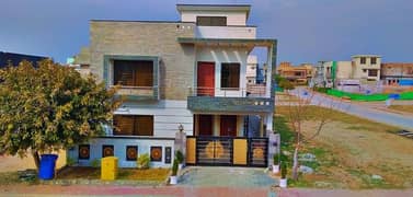 Bahria Town Phase 8, 10 Marla Designer House Perfect Location Outstanding Construction Quality,