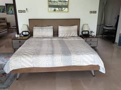 King and queen size beds, side tables and dresser