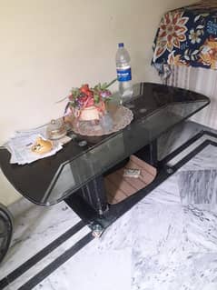 glass table in new condition