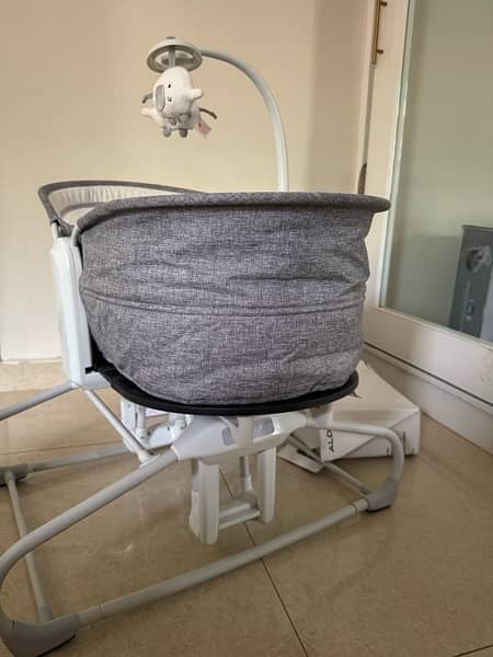 Baby bassinet/electric rocker cot with music 1