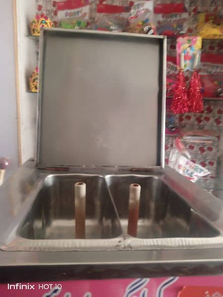 Double flewer cone icecrem machine bht acha work or condition 3