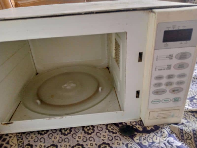 goldstar genuine microwave oven large size no fault 1