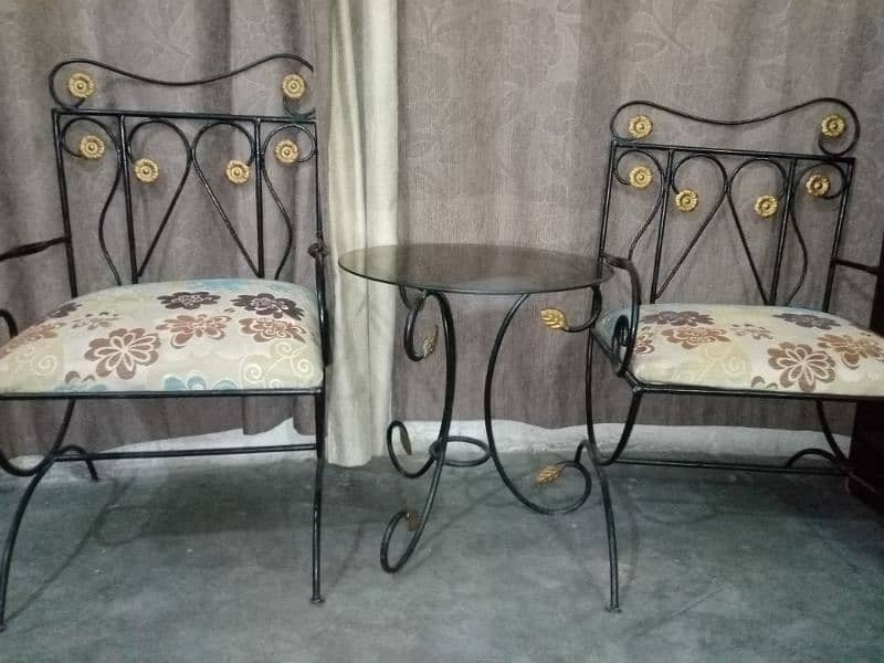 stylish heavy iron chairs with table 0