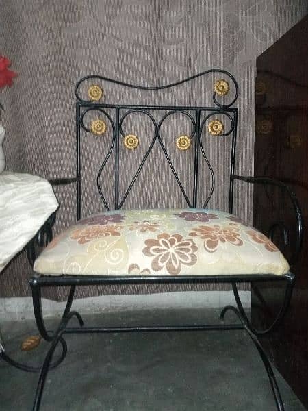 stylish heavy iron chairs with table 2