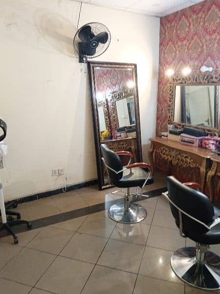 7 Marla first floor beauty parlour VIP for sale main college road 1