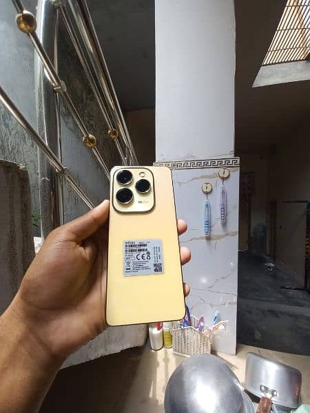 Infinix hot 40 pro golden golor 0