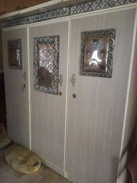 Bedroom 4 pcs set only six months used 6