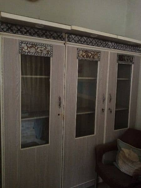 Bedroom 4 pcs set only six months used 10
