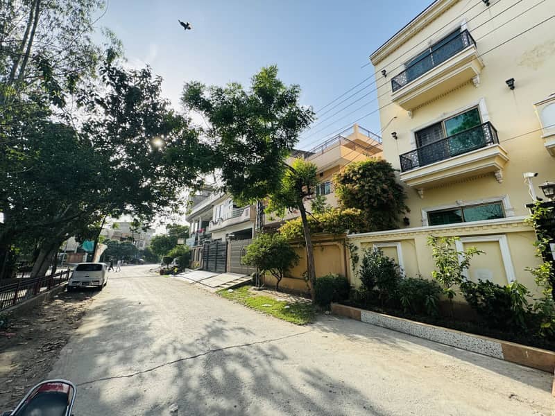 Looking For A Facing Park House In Marghzar Officers Colony 3