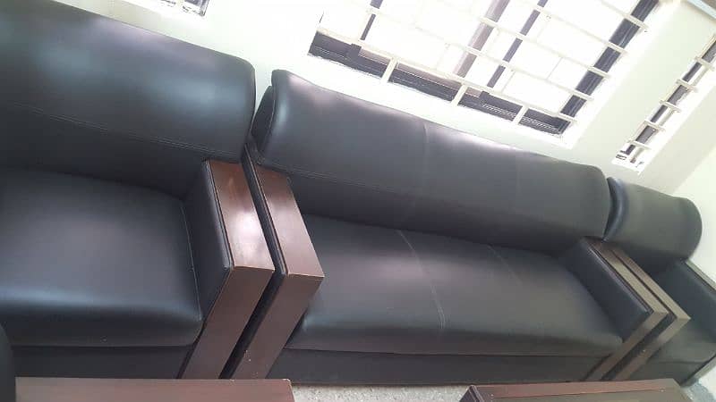 5 seater in black lader 1