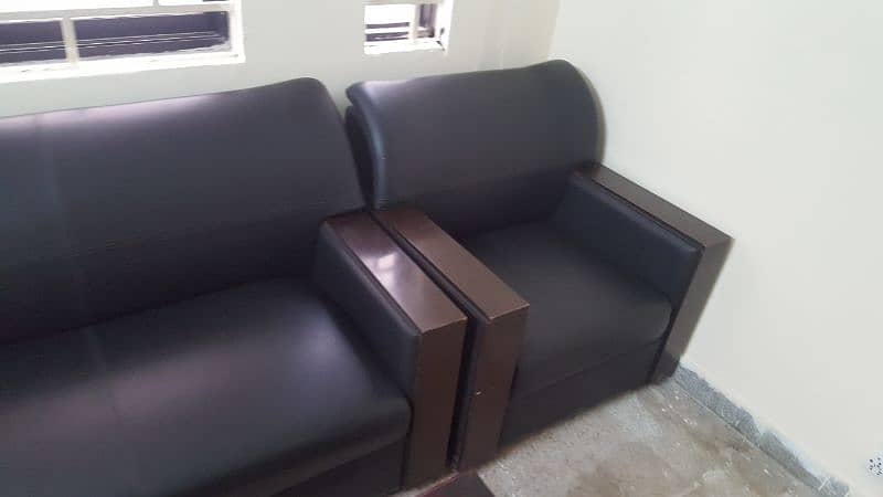 5 seater in black lader 2