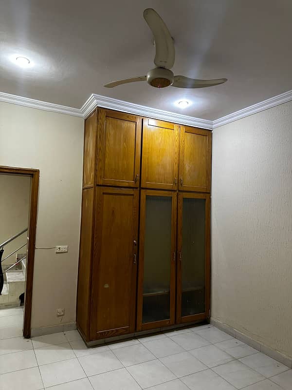 10 MARLA FULLY RENOVATED VERY BEAUTIFUL BUNGALOW AVAILABLE FOR RENT 0