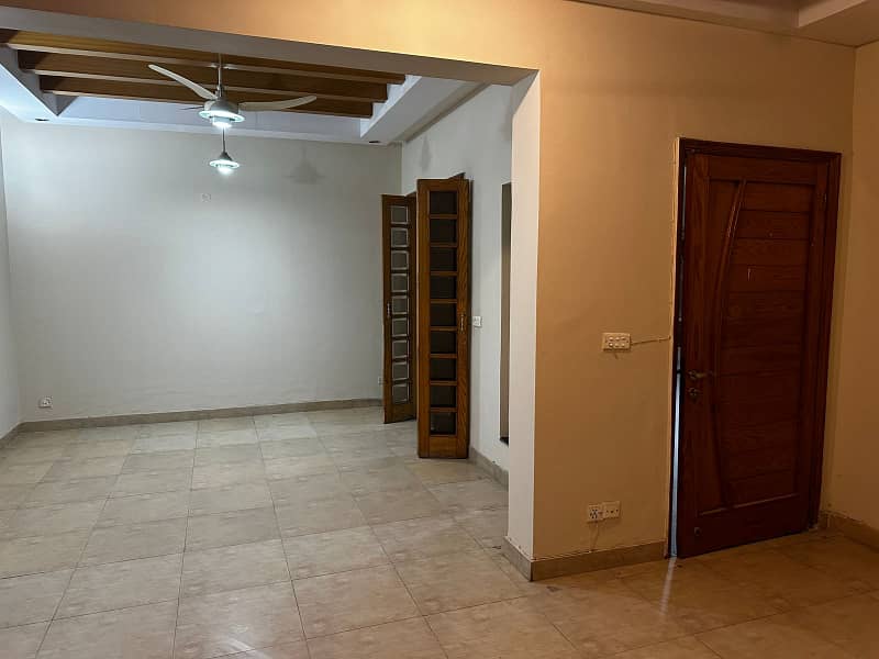 10 MARLA FULLY RENOVATED VERY BEAUTIFUL BUNGALOW AVAILABLE FOR RENT 10