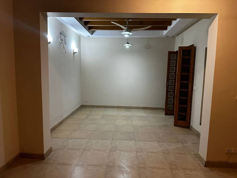 10 MARLA FULLY RENOVATED VERY BEAUTIFUL BUNGALOW AVAILABLE FOR RENT 17