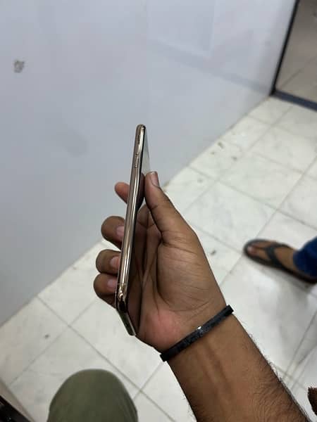 Iphone Xsmax 64GB Pta Approved 5