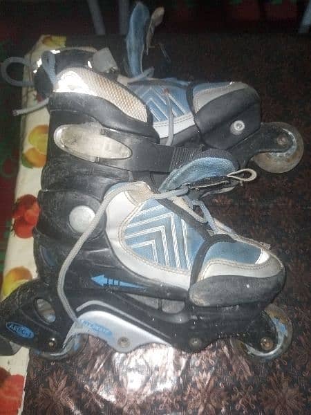 Skating Shoe 10by8.5 condition best running speed 2 wheels 4