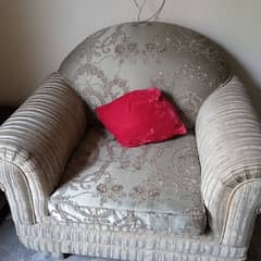 in a very good condition clean n neat sofa set