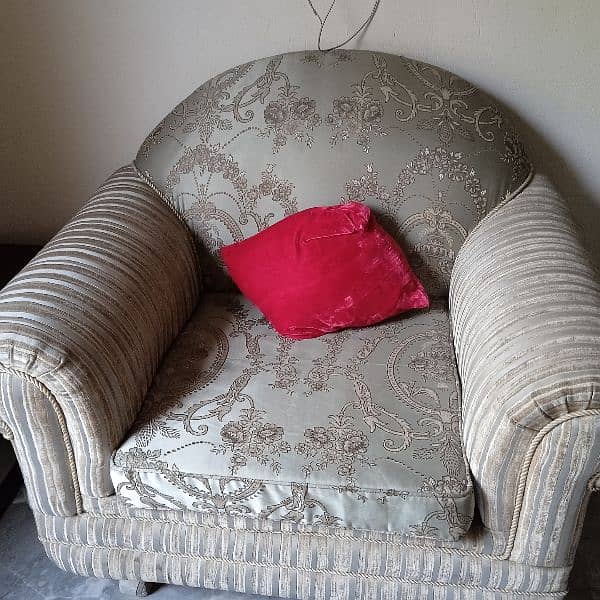 in a very good condition clean n neat sofa set 0