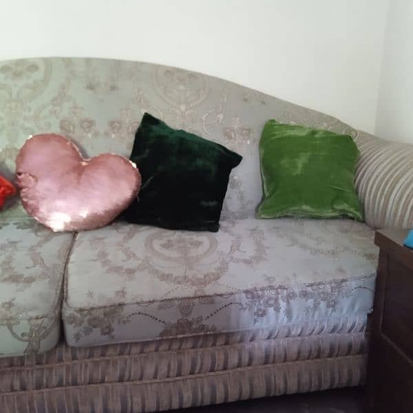in a very good condition clean n neat sofa set 5