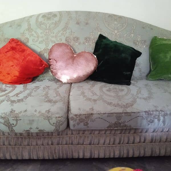 in a very good condition clean n neat sofa set 6