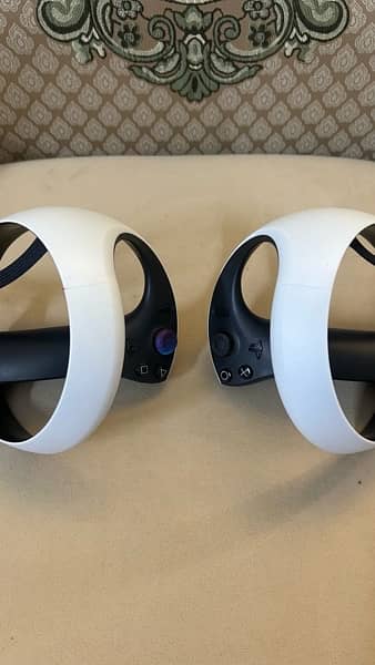 PS5 Virtual Reality gear with controller’s and Headset 4