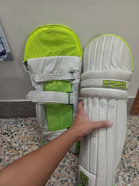 cricket pads kit . 0