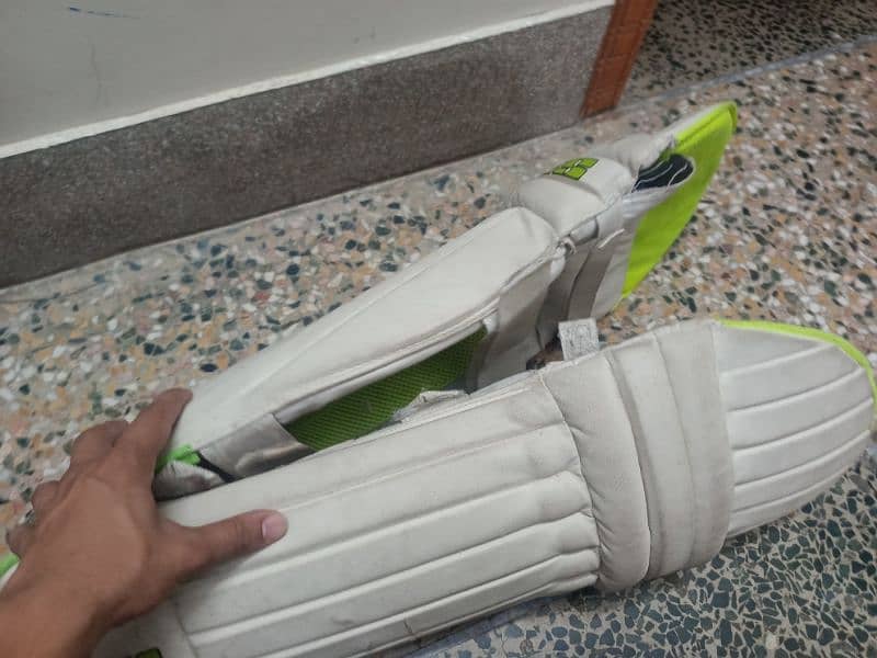 cricket pads kit . 3