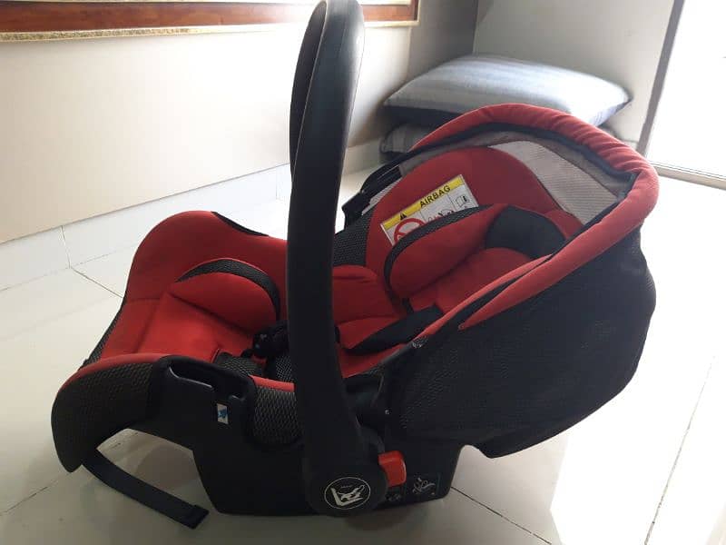 Tinnies baby carry cot/ car seat 2