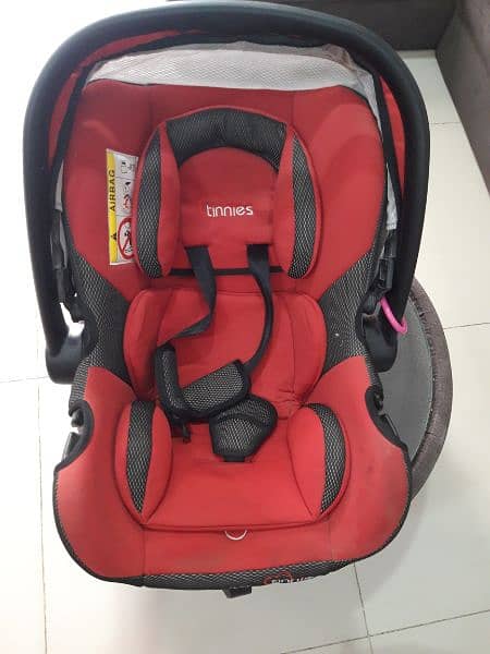 Tinnies baby carry cot/ car seat 4