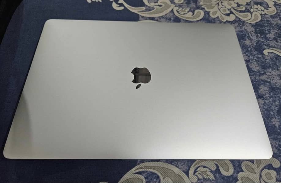MacBook Pro 2017 4gb graphic card 16 gb ram  (screen display damage) 0