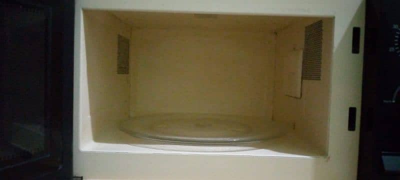 High-Quality Microwave for Sale – Excellent Condition 4