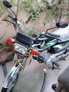 Honda 125 2023 model urgent all ok lahore number laga hova ha