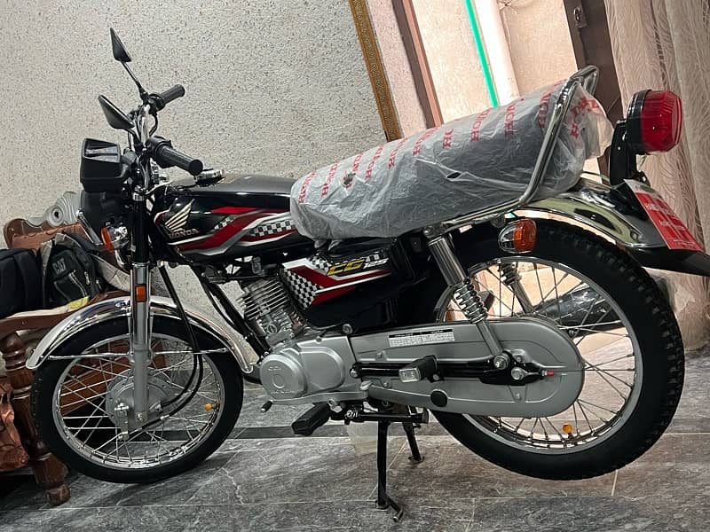 Honda 125 black colour only 4500 hindered drive brand new 2