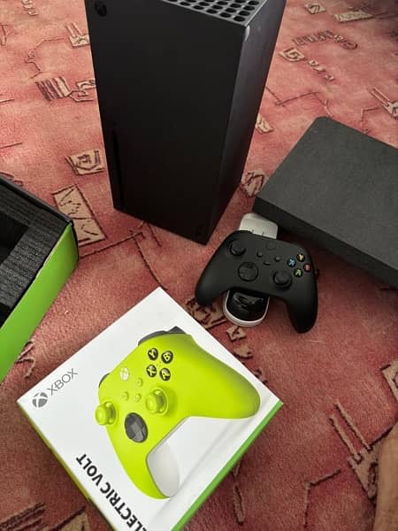 xbox series x 10/10 with 2 controllers scratchless condition 5