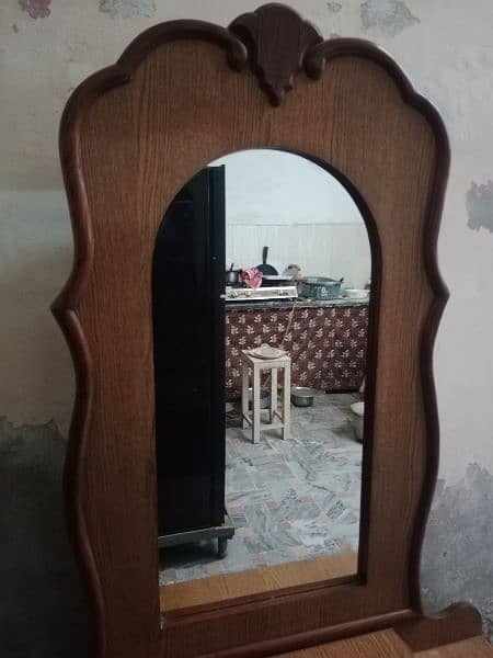 dressing table in good condition 3