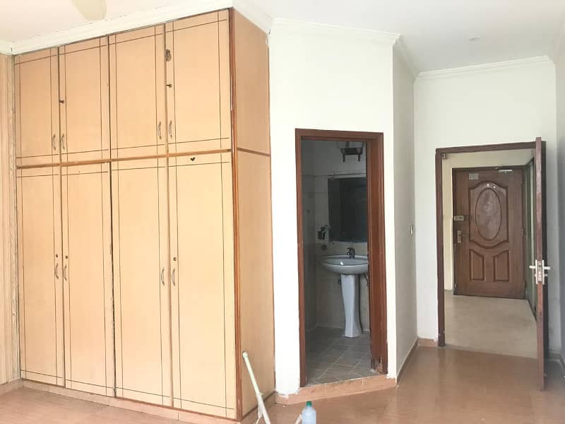 5 MARLA FLAT AVALIBLE FOR RENT NEAR LAWRANCE GARDEN 3