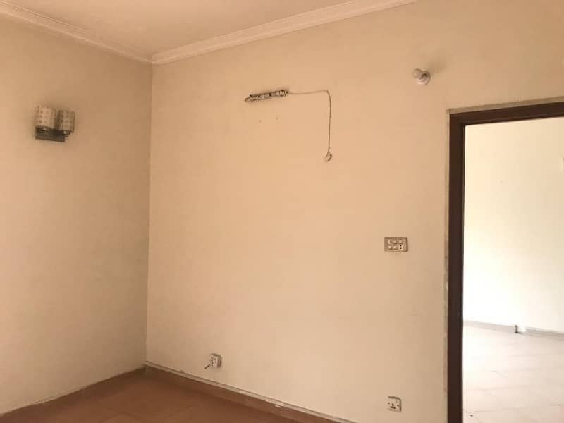 5 MARLA FLAT AVALIBLE FOR RENT NEAR LAWRANCE GARDEN 6