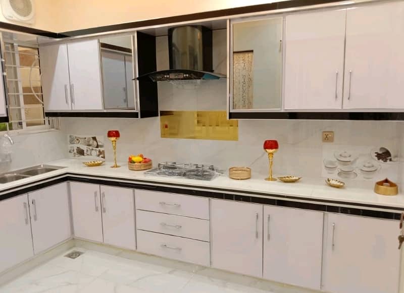 Get A 10 Marla House For sale In Johar Town with Gas connection 6