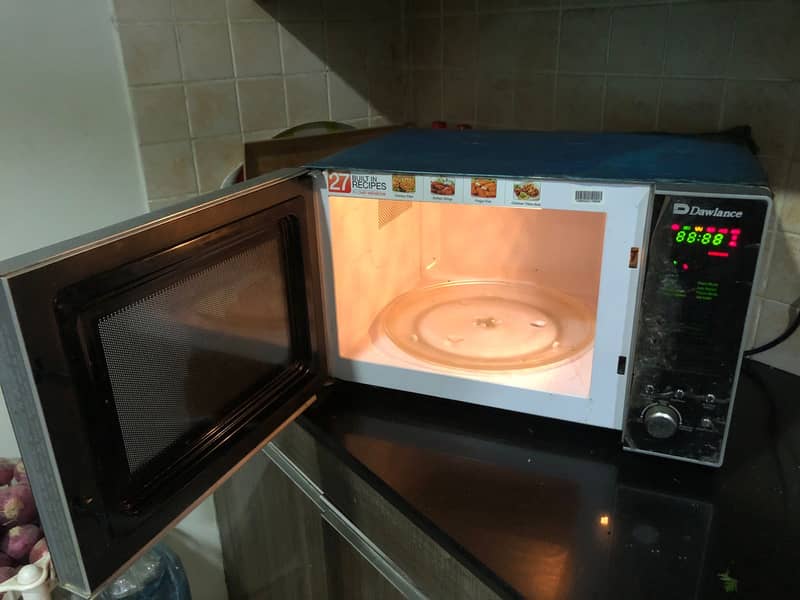 Dawlance Microwave Oven with Grill 1