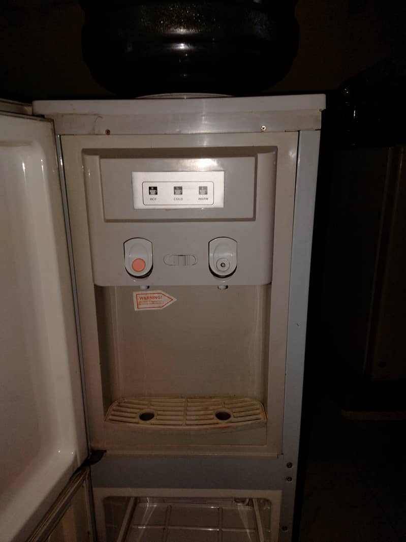 Water dispenser 10/10 condition with hot cool and refrigerator 0