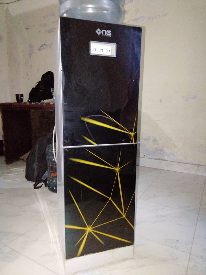 Water dispenser 10/10 condition with hot cool and refrigerator 2