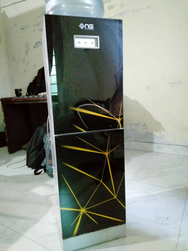 Water dispenser 10/10 condition with hot cool and refrigerator 3
