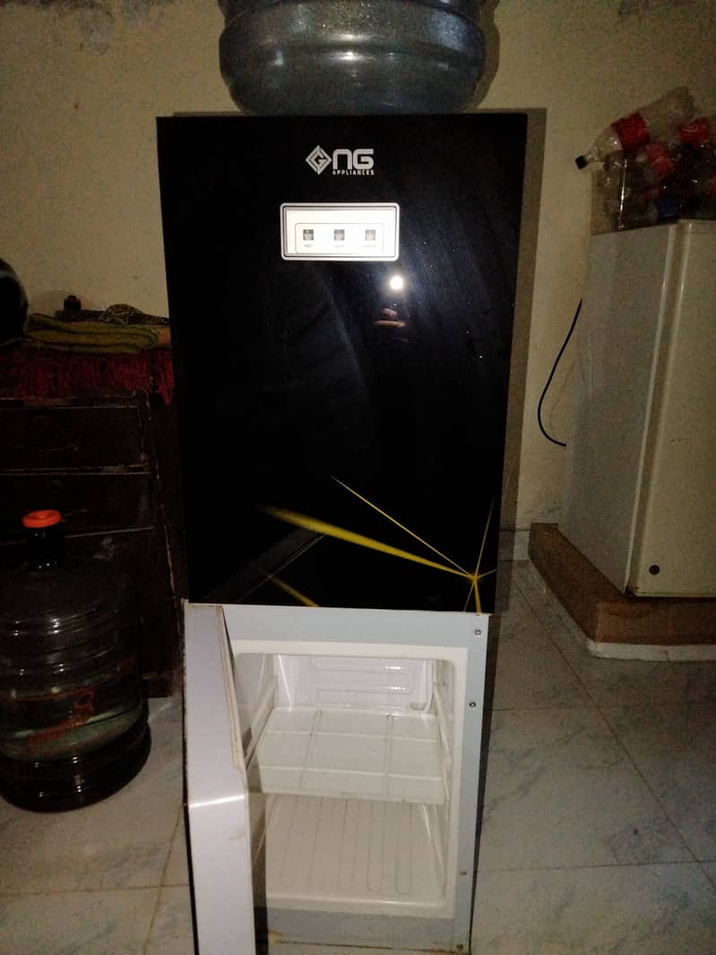 Water dispenser 10/10 condition with hot cool and refrigerator 5